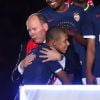 Le prince Albert II de Monaco étreint Kylian Mbappé lors de la remise du trophée de champion de France à l'AS Monaco, décerné au terme de la victoire (2-0, contre l'AS Saint-Etienne) le 17 mai 2017 au Stade Louis-II © Bruno Bebert/Bestimage