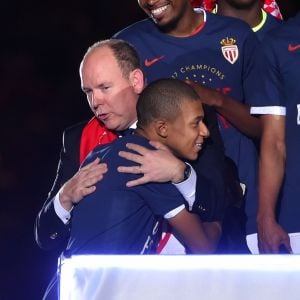 Le prince Albert II de Monaco étreint Kylian Mbappé lors de la remise du trophée de champion de France à l'AS Monaco, décerné au terme de la victoire (2-0, contre l'AS Saint-Etienne) le 17 mai 2017 au Stade Louis-II © Bruno Bebert/Bestimage