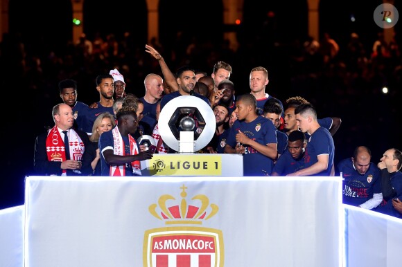 Le prince Albert II de Monaco et Dmitri Rybolovlev ont pu fêter avec les joueurs de l'AS Monaco le titre et le trophée de champion de France décerné au terme de la victoire (2-0, contre l'AS Saint-Etienne) le 17 mai 2017 au Stade Louis-II © Bruno Bebert/Bestimage