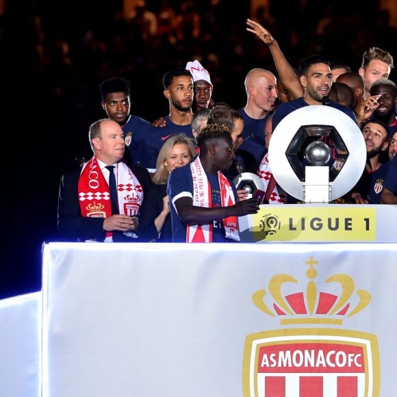 Le prince Albert II de Monaco et Dmitri Rybolovlev ont pu fêter avec les joueurs de l'AS Monaco le titre et le trophée de champion de France décerné au terme de la victoire (2-0, contre l'AS Saint-Etienne) le 17 mai 2017 au Stade Louis-II © Bruno Bebert/Bestimage