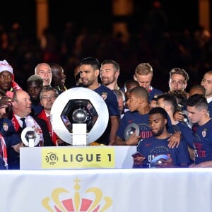 Le prince Albert II de Monaco et Dmitri Rybolovlev ont pu fêter avec les joueurs de l'AS Monaco le titre et le trophée de champion de France décerné au terme de la victoire (2-0, contre l'AS Saint-Etienne) le 17 mai 2017 au Stade Louis-II © Bruno Bebert/Bestimage