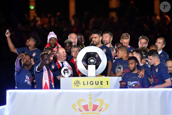 Le prince Albert II de Monaco et Dmitri Rybolovlev ont pu fêter avec les joueurs de l'AS Monaco le titre et le trophée de champion de France décerné au terme de la victoire (2-0, contre l'AS Saint-Etienne) le 17 mai 2017 au Stade Louis-II © Bruno Bebert/Bestimage