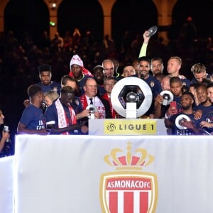 Le prince Albert II de Monaco et Dmitri Rybolovlev ont pu fêter avec les joueurs de l'AS Monaco le titre et le trophée de champion de France décerné au terme de la victoire (2-0, contre l'AS Saint-Etienne) le 17 mai 2017 au Stade Louis-II © Bruno Bebert/Bestimage