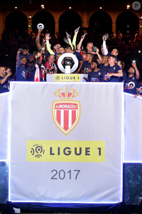 Le prince Albert II de Monaco et Dmitri Rybolovlev ont pu fêter avec les joueurs de l'AS Monaco le titre et le trophée de champion de France décerné au terme de la victoire (2-0, contre l'AS Saint-Etienne) le 17 mai 2017 au Stade Louis-II © Bruno Bebert/Bestimage