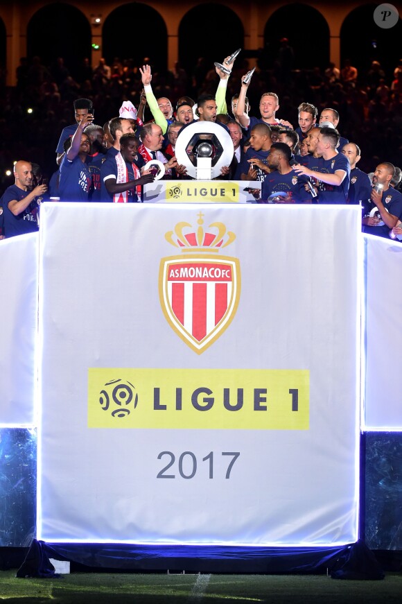 Le prince Albert II de Monaco et Dmitri Rybolovlev ont pu fêter avec les joueurs de l'AS Monaco le titre et le trophée de champion de France décerné au terme de la victoire (2-0, contre l'AS Saint-Etienne) le 17 mai 2017 au Stade Louis-II © Bruno Bebert/Bestimage