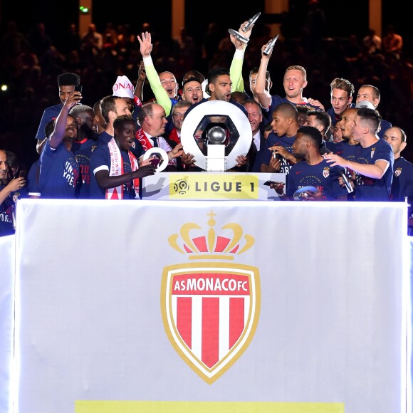 Le prince Albert II de Monaco et Dmitri Rybolovlev ont pu fêter avec les joueurs de l'AS Monaco le titre et le trophée de champion de France décerné au terme de la victoire (2-0, contre l'AS Saint-Etienne) le 17 mai 2017 au Stade Louis-II © Bruno Bebert/Bestimage