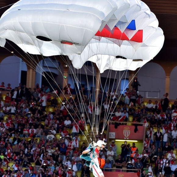 Le ballon de la rencontre est arrivé par les airs durant la rencontre de football de Ligue 1 opposant Monaco à St Etienne au stade Louis II à Monaco le 17 mai 2017. Monaco remporte le match par 2 à 0 et le championnat. L'ASM est sacrée sur sa pelouse à un match de la fin de la saison 2016 / 2017. © Bruno Bebert/Bestimage