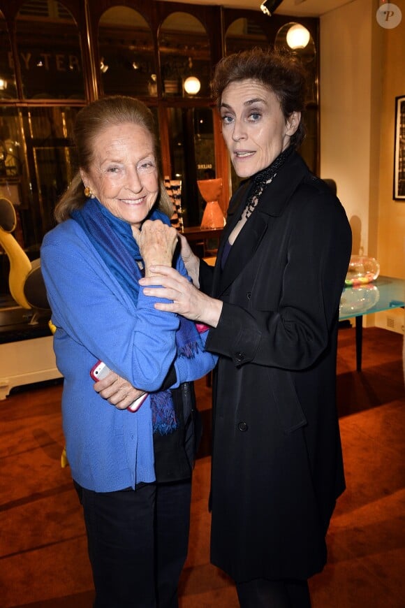 Doris Brynner et Natasha Fraser - Vernissage de l'exposition des bijoux de Suzanne Syz à la galerie du Passage chez Pierre Passebon à Paris le 24 octobre 2013.