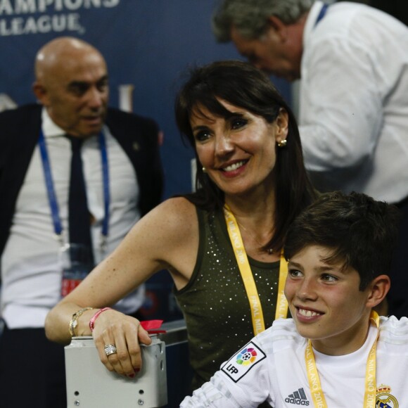 La femme Zinédine Zidane, Véronique et ses enfants Elyaz et Théo - Le Real Madrid de Zinédine Zidane remporte la Ligue des champions aux tirs au buts face à l'Atlético de Madrid, à Milan, le 28 mai 2016.