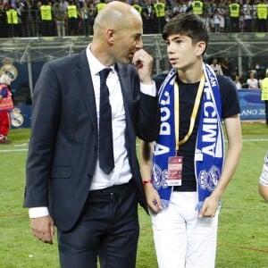 Zinédine Zidane avec ses enfants Elyaz et Théo - Le Real Madrid de Zinédine Zidane remporte la Ligue des champions aux tirs au buts face à l'Atlético de Madrid, à Milan, le 28 mai 2016.