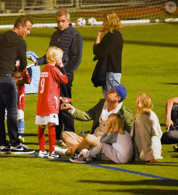Liev Schreiber et Naomi Watts se retrouvent au stade de football avec leurs enfants malgré leur récente séparation le 1er octobre 2016.