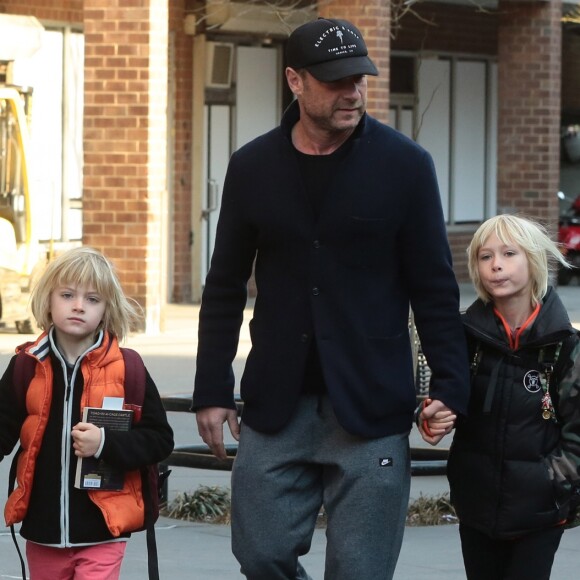 Naomi Watts et son ex-compagnon Liev Schreiber en balade avec leurs enfants Alexander et Samuel à New York le 24 mars 2016.