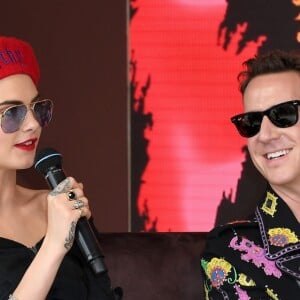 Cara Delevingne et le créateur de mode Jeremy Scott participent au lancement de la collaboration Magnum x Moschino sur la plage Magnum Cannes. Le 18 mai 2017.