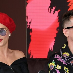 Cara Delevingne et le créateur de mode Jeremy Scott participent au lancement de la collaboration Magnum x Moschino sur la plage Magnum Cannes. Le 18 mai 2017.