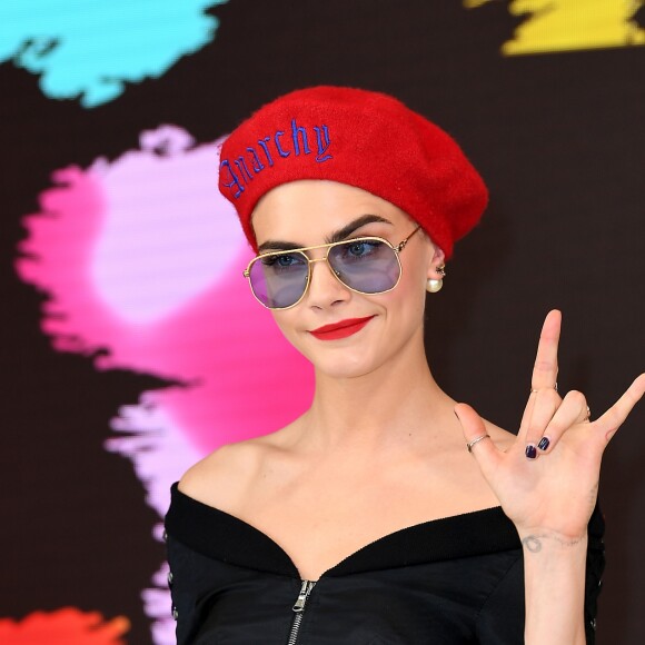 Cara Delevingne sur la plage Magnum Cannes à Cannes, le 18 mai 2017.