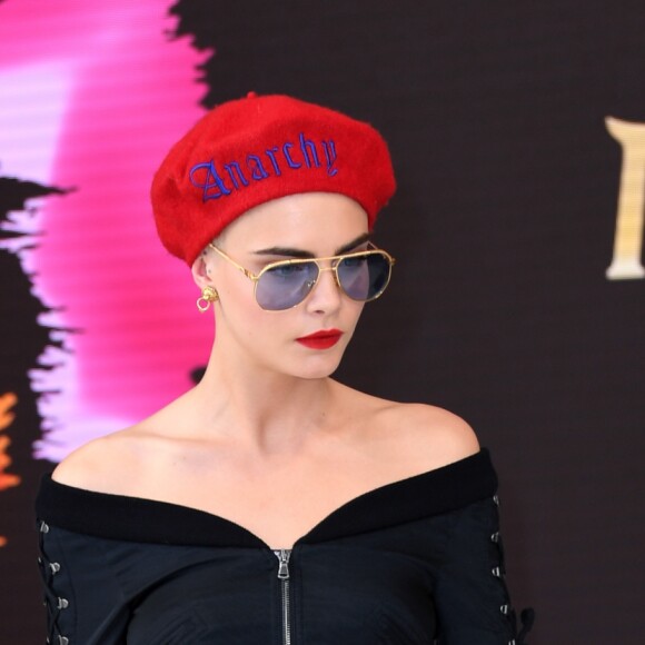 Cara Delevingne sur la plage Magnum Cannes à Cannes, le 18 mai 2017.