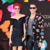 Cara Delevingne et le créateur de mode Jeremy Scott participent au lancement de la collaboration Magnum x Moschino sur la plage Magnum Cannes. Le 18 mai 2017.