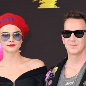 Cara Delevingne et le créateur de mode Jeremy Scott participent au lancement de la collaboration Magnum x Moschino sur la plage Magnum Cannes. Le 18 mai 2017.