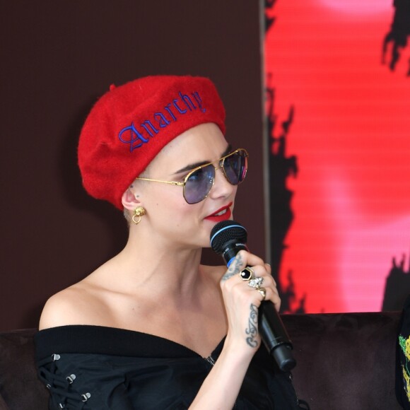 Cara Delevingne et le créateur de mode Jeremy Scott participent au lancement de la collaboration Magnum x Moschino sur la plage Magnum Cannes. Le 18 mai 2017.