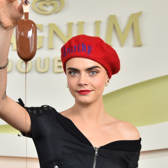 Cara Delevingne à la plage Magnum Cannes. Cannes, le 18 mai 2017.