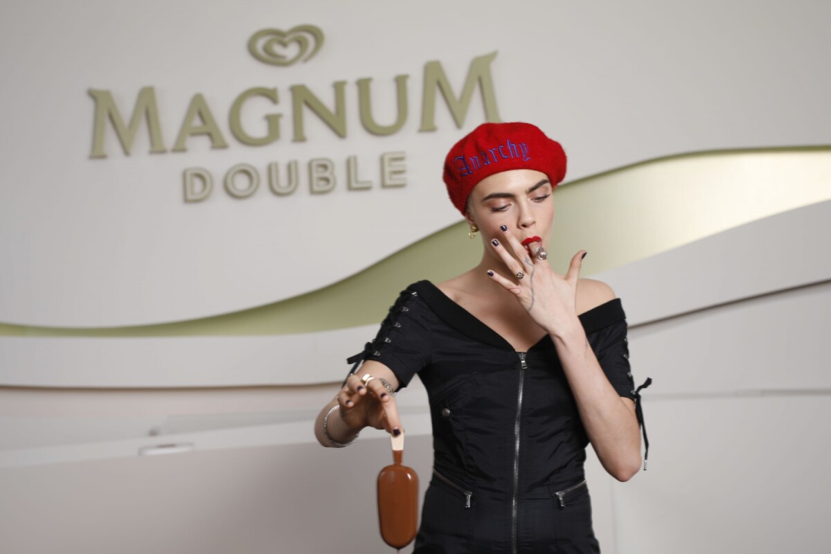 Vidéo Cara Delevingne à la plage Magnum Cannes. Cannes, le 18 mai