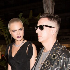 Cara Delevingne, Jeremy Scott et Lily Donaldson se rendent à la soirée d'ouverture de la plage Magnum Cannes. Cannes, le 18 mai 2017.