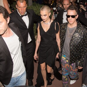 Cara Delevingne, Jeremy Scott et Lily Donaldson se rendent à la soirée d'ouverture de la plage Magnum Cannes. Cannes, le 18 mai 2017.