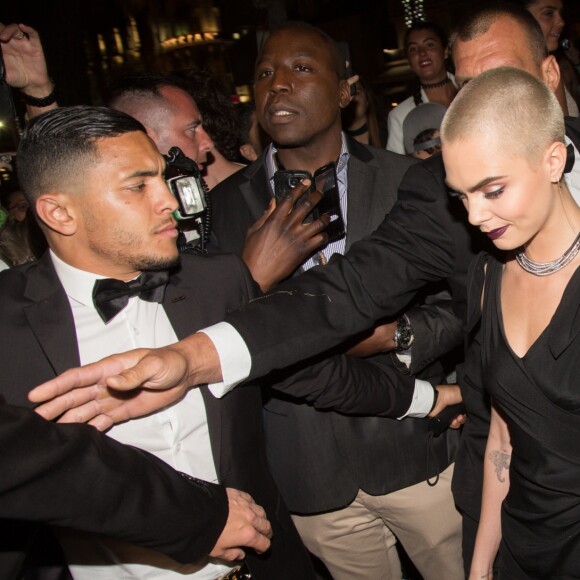 Cara Delevingne, Jeremy Scott et Lily Donaldson se rendent à la soirée d'ouverture de la plage Magnum Cannes. Cannes, le 18 mai 2017.