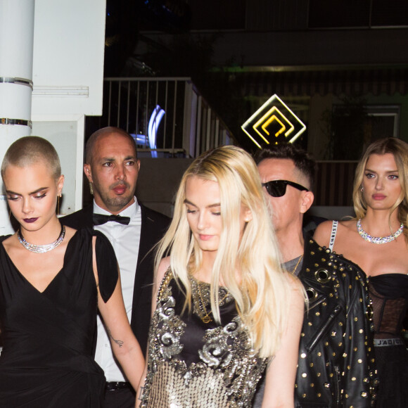 Cara Delevingne, Jeremy Scott et Lily Donaldson se rendent à la soirée d'ouverture de la plage Magnum Cannes. Cannes, le 18 mai 2017.