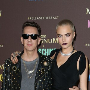 Jeremy Scott et Cara Delevingne, toute de Moschino vêtue (une tenue accessoirisée de bijoux de Grisogono) assistent à la soirée d'ouverture de la plage Magnum Cannes et de la collaboration entre Magnum et Moschino. Cannes, le 18 mai 2017.