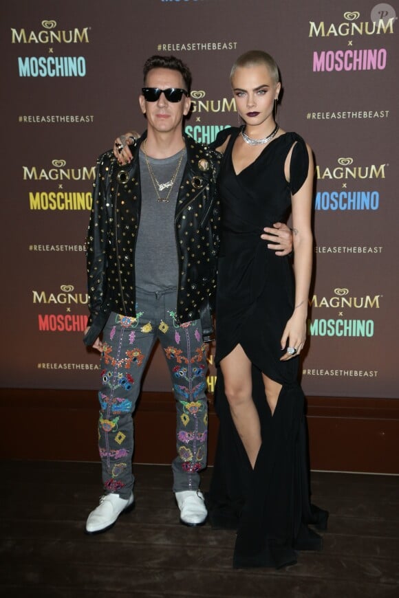 Jeremy Scott et Cara Delevingne, toute de Moschino vêtue (une tenue accessoirisée de bijoux de Grisogono) assistent à la soirée d'ouverture de la plage Magnum Cannes et de la collaboration entre Magnum et Moschino. Cannes, le 18 mai 2017.