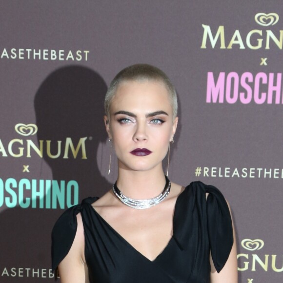 Cara Delevingne assiste à la soirée d'ouverture de la plage Magnum Cannes et de la collaboration entre Magnum et Moschino. Cannes, le 18 mai 2017.