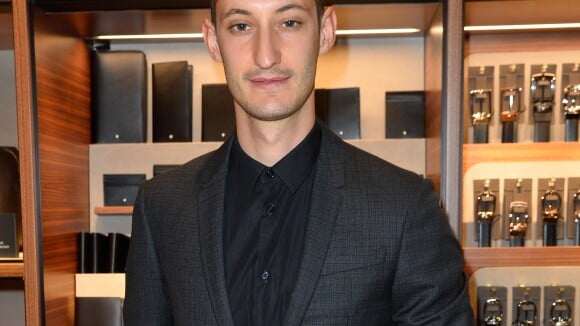 Pierre Niney : Look inédit et surprenant face à Annabelle Belmondo, fleurie