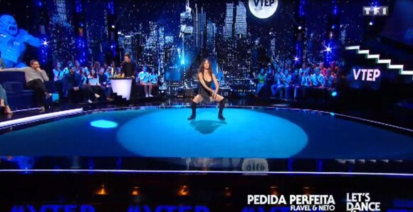 Leila Ben Khalifa et sa danse sexy sur le plateau de Vendredi tout est permis, sur TF1 le 19 mai 2017.