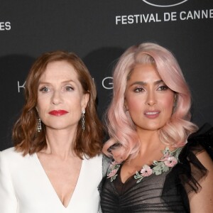 Isabelle Huppert et Salma Hayek - Le Festival de Cannes et le groupe Kering organisent le dîner de la présidence en l'honneur du programme "Women in Motion", qui récompense les femmes de l'industrie du cinéma lors du 70ème Festival International du Film de Cannes, France, le 21 mai 2017. © Kering/Bestimage