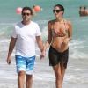 Arnaud Lagardere et sa femme Jade Foret, enceinte de son deuxieme enfant, profitent de la plage alors qu'ils sont en vacances a Miami. Le 28 octobre 2013