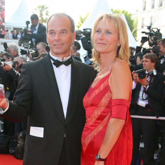 Laurent Baffie et sa femme Sandrine lors de la montée des marches pour la clôture du 60ème Festival de Cannes, le 27 mai 2007.