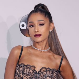 Ariana Grande sur le tapis rouge des American Music Awards à Los Angeles, le 20 novembre 2016.