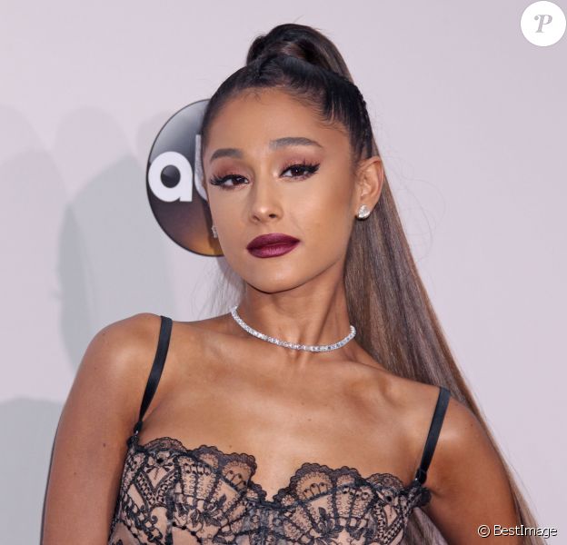 Ariana Grande sur le tapis rouge des American Music Awards à Los Angeles, le 20 novembre 2016.