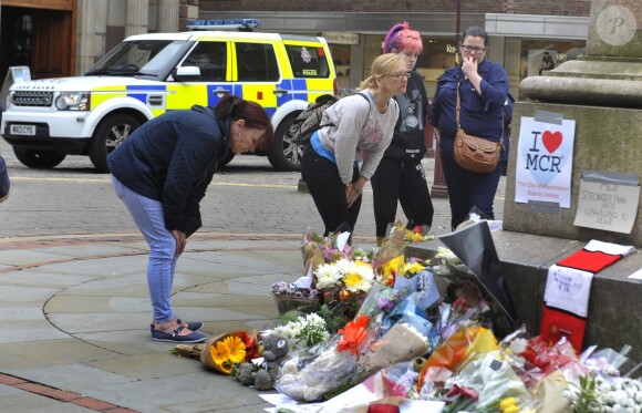 Les gens rendent hommage aux victimes, à Manchester, le 24 mai 2017