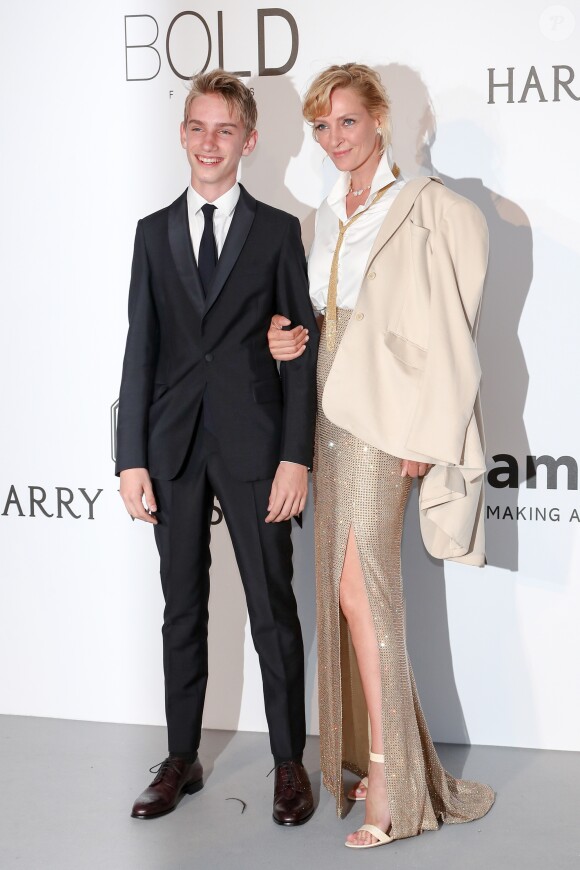 Uma Thurman et son fils Levon Roan Thurman-Hawke - Photocall de la24e édition du gala de l'amfAR à l'hôtel de l'Eden Roc au Cap d'Antibes, le 25 mai 2017, lors du 70e Festival International du Film de Cannes. © Borde-Jacovides-Moreau / Bestimage