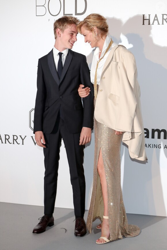 Uma Thurman et son fils Levon Roan Thurman-Hawke - Photocall de la24e édition du gala de l'amfAR à l'hôtel de l'Eden Roc au Cap d'Antibes, le 25 mai 2017, lors du 70e Festival International du Film de Cannes. © Borde-Jacovides-Moreau / Bestimage