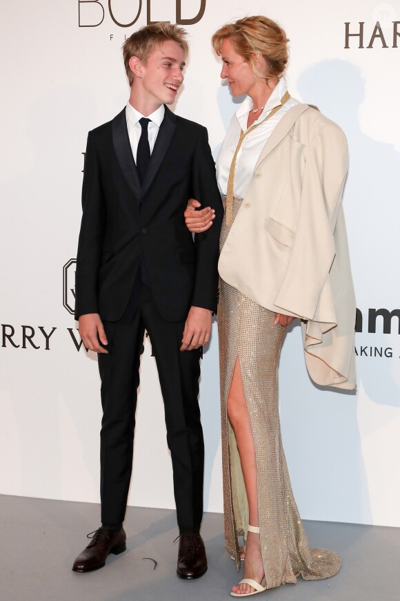 Uma Thurman et son fils Levon Roan Thurman-Hawke - Photocall de la24e édition du gala de l'amfAR à l'hôtel de l'Eden Roc au Cap d'Antibes, le 25 mai 2017, lors du 70e Festival International du Film de Cannes. © Borde-Jacovides-Moreau / Bestimage