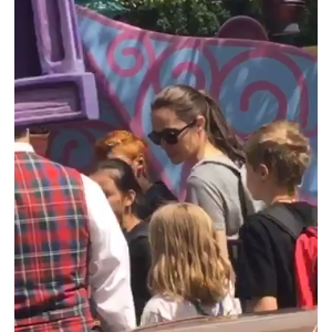 Angelina Jolie à Disney, Anaheim, avec ses enfants, le 26 mai 2017.