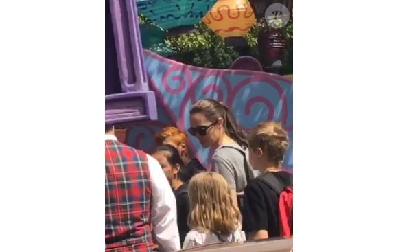 Angelina Jolie à Disney, Anaheim, avec ses enfants, le 26 mai 2017.