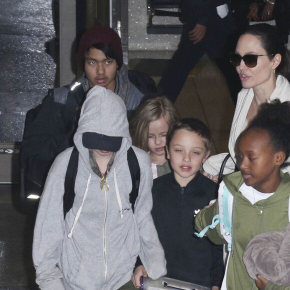 Angelina Jolie arrive avec ses enfants Maddox, Zahara, Shiloh, Vivienne, Knox et Pax Jolie-Pitt à l'aéroport de LAX à Los Angeles, le 17 mars 2017