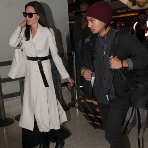 Angelina Jolie et ses enfants, Shiloh Jolie-Pitt, Maddox Jolie-Pitt, Pax Jolie-Pitt, Zahara Jolie-Pitt, Vivienne Jolie-Pitt et Knox Jolie-Pitt arrivent à l'aéroport LAX de Los Angeles, Calirfornie, Etats-Unis, le 11 mars 2017.