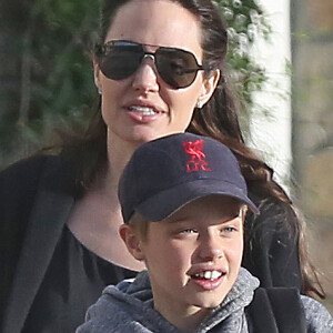 Exclusif - Angelina Jolie et sa fille Shiloh, escortées par un garde du corps, vont faire des courses au supermarché puis passent acheter une guitare pour Shiloh chez Guitar Center. Los Angeles, le 24 avril 2017.