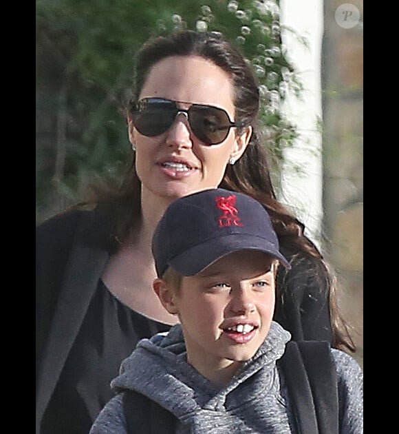 Exclusif - Angelina Jolie et sa fille Shiloh, escortées par un garde du corps, vont faire des courses au supermarché puis passent acheter une guitare pour Shiloh chez Guitar Center. Los Angeles, le 24 avril 2017.