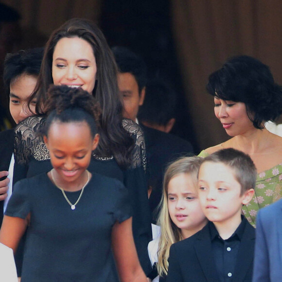 Exclusif - No Web - Zahara, Vivienne et Knox Jolie-Pitt - Angelina Jolie, radieuse et souriante, rend visite au roi du Cambodge Norodom Sihamoni pour la projection de son film accompagnée de ses six enfants à Siem Reap le 18 février 2017.